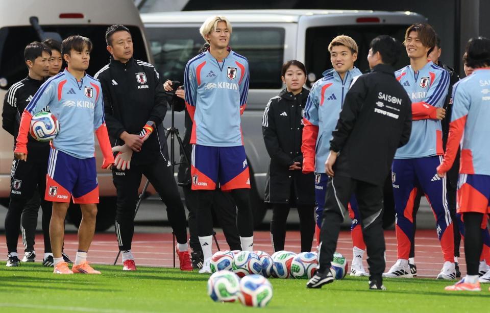 　合流し森保一監督の話を聞く後藤啓介（中央）＝（撮影・金田祐二