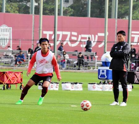 　練習する佐々木大樹（左）と見守る神戸・吉田監督（撮影・中野裕美子）