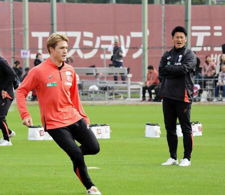 　練習する酒井高徳と見守る神戸・吉田監督（撮影・中野裕美子）