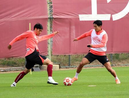 　山川哲史（左）と競り合う神戸・武藤嘉紀（撮影・中野裕美子）