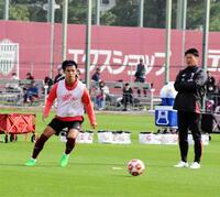 　練習する佐々木大樹（左）と見守る神戸・吉田監督（撮影・中野裕美子）