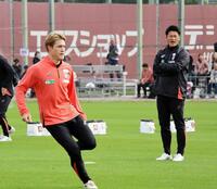 　練習する酒井高徳と見守る神戸・吉田監督（撮影・中野裕美子）