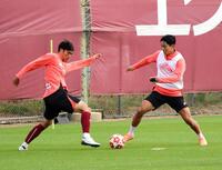 　山川哲史（左）と競り合う神戸・武藤嘉紀（撮影・中野裕美子）