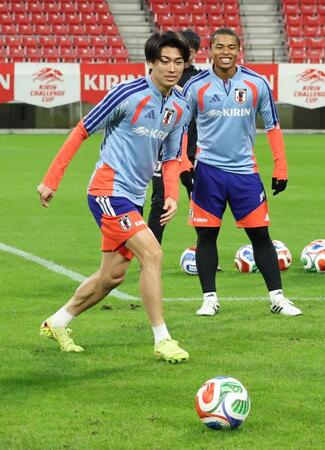 　ガーナ戦に向けて調整する中村（左）と藤田