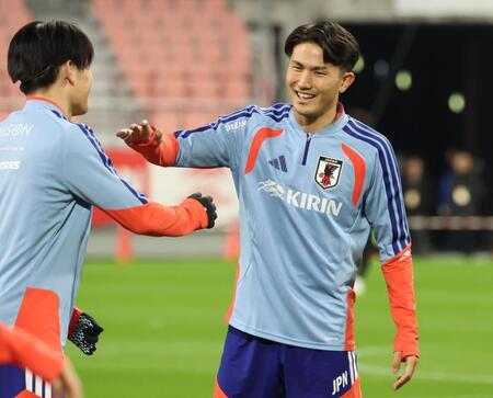 　前日練習で笑顔を見せる渡辺（右）