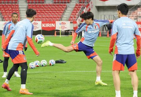 　ガーナ戦に向けて調整する中村（中央）