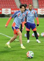 　ガーナ戦に向けて調整する中村（左）と藤田