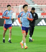 　ランニングで調整する遠藤。左は鈴木