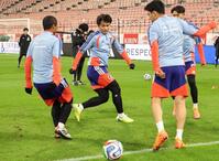 　ガーナ戦に向けて調整する上田（中央）