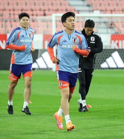 　ランニングで調整する遠藤。左は鈴木