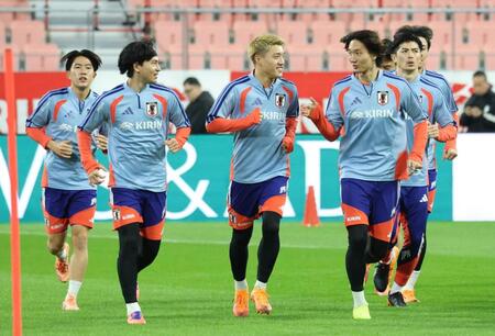 　ガーナ戦に向けて明るい表情で調整する（前列右から）板倉、堂安、南野