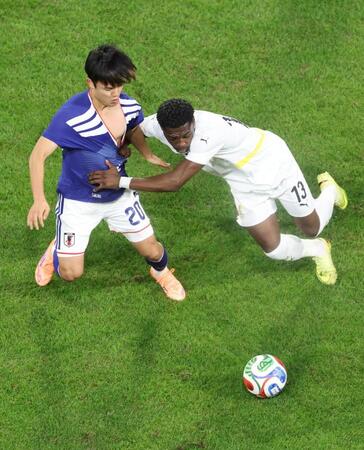 　日本－ガーナ　前半、競り合う久保（左）