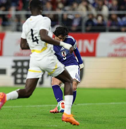 　前半、先制ゴールを決める南野拓実（撮影・山口登）