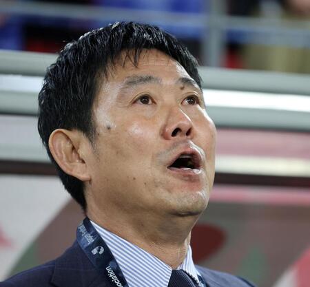 　試合前、国歌を歌う日本代表・森保一監督（撮影・山口登）