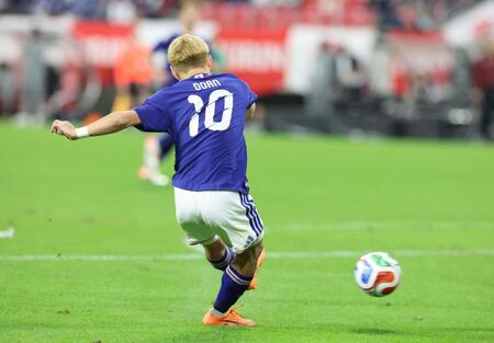 【写真】鮮やかなチーム2点目 堂安がしてやったりの表情で久保とタッチ