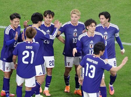 　後半、チーム２点目のゴールを決め喜ぶ堂安（中央右）と日本イレブン