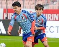 　ガーナ戦に向け、最終調整する遠藤（左）と久保