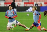 　アップする上田綺世放（左）と堂安律（撮影・山口登）