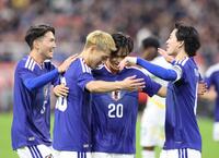 　後半、ゴールを決め喜ぶ日本代表・堂安律（中央左）＝撮影・山口登