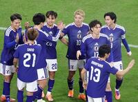 　後半、チーム２点目のゴールを決め喜ぶ堂安（中央右）と日本イレブン