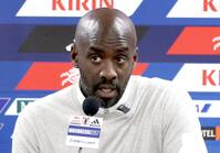 　試合後、記者会見するガーナのアッド監督