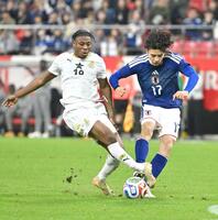 　後半、ガーナ選手と競り合う田中（右）