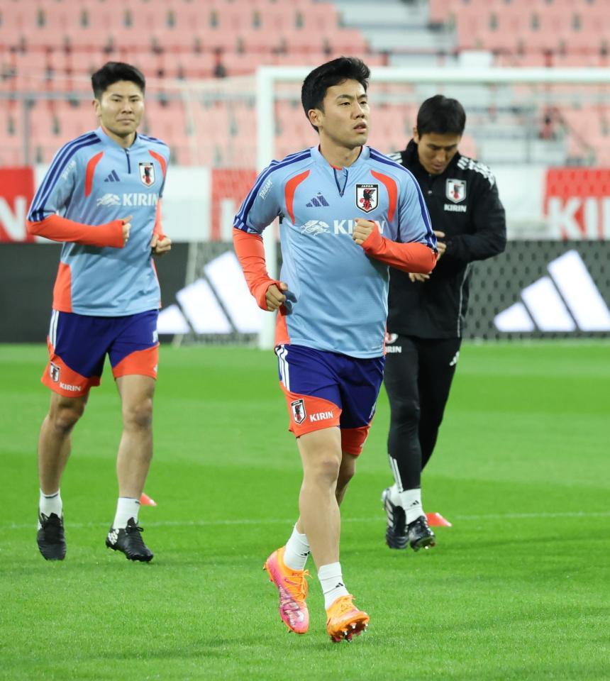 　ランニングで調整する遠藤。左は鈴木