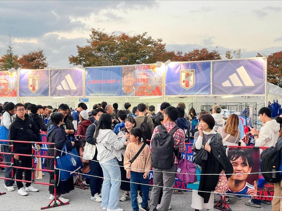 　ガーナ戦の会場、愛知・豊田スタジアムでは新ユニホームが販売　長蛇の列が形成された