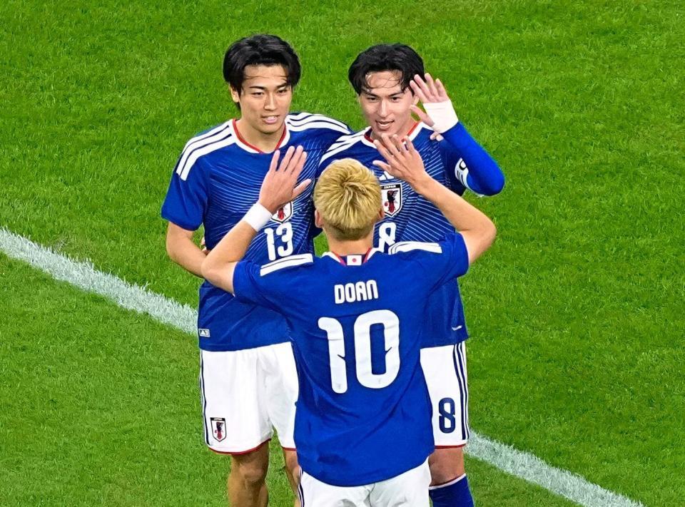 　日本－ガーナ　前半、先制ゴールを決め、タッチを交わす南野（右）