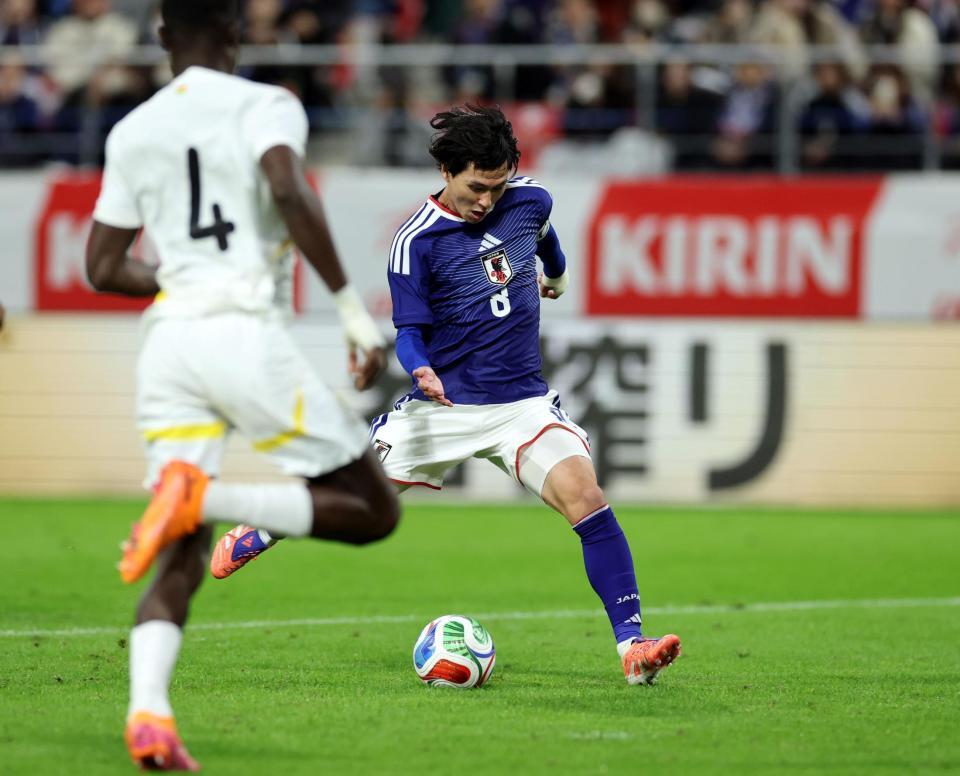 　前半、先制ゴールを決める南野拓実（撮影・山口登）