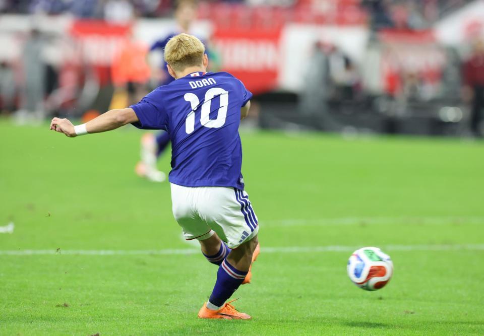 　後半、ゴールを決める日本代表・堂安律（撮影・山口登）