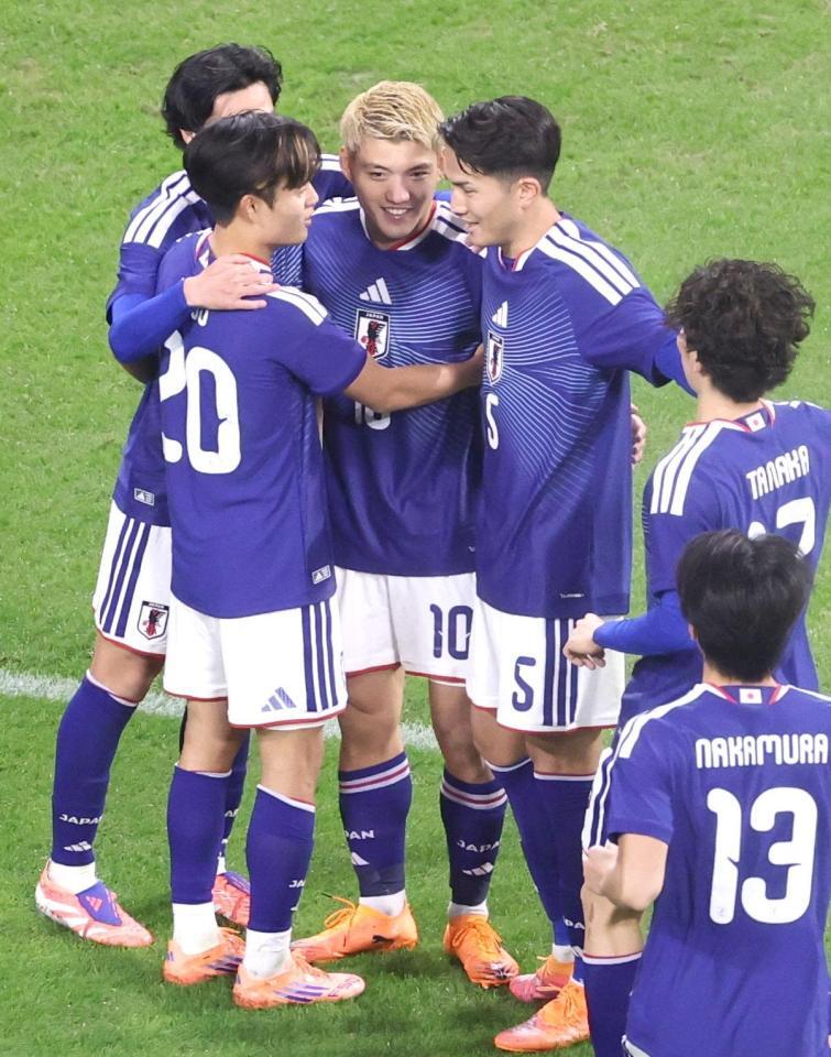 　後半、チーム２点目のゴールを決め喜ぶ堂安（中央）