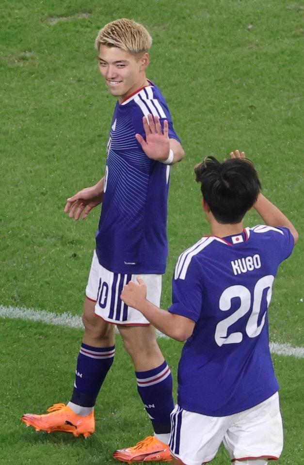 　後半、チーム２点目のゴールを決め久保（手前）と喜ぶ堂安