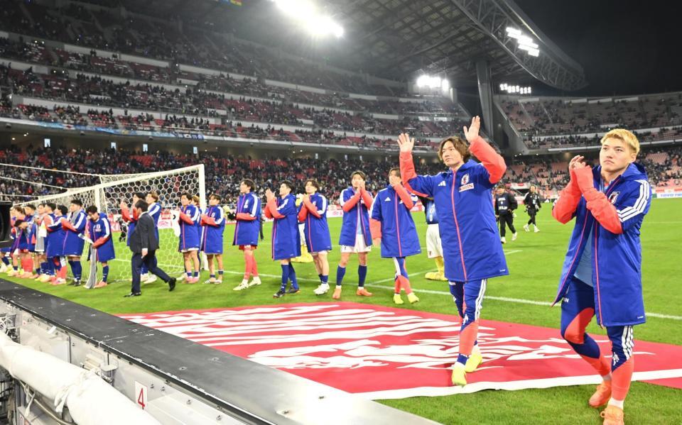 　ガーナに勝利し、サポーターにあいさつする日本イレブン