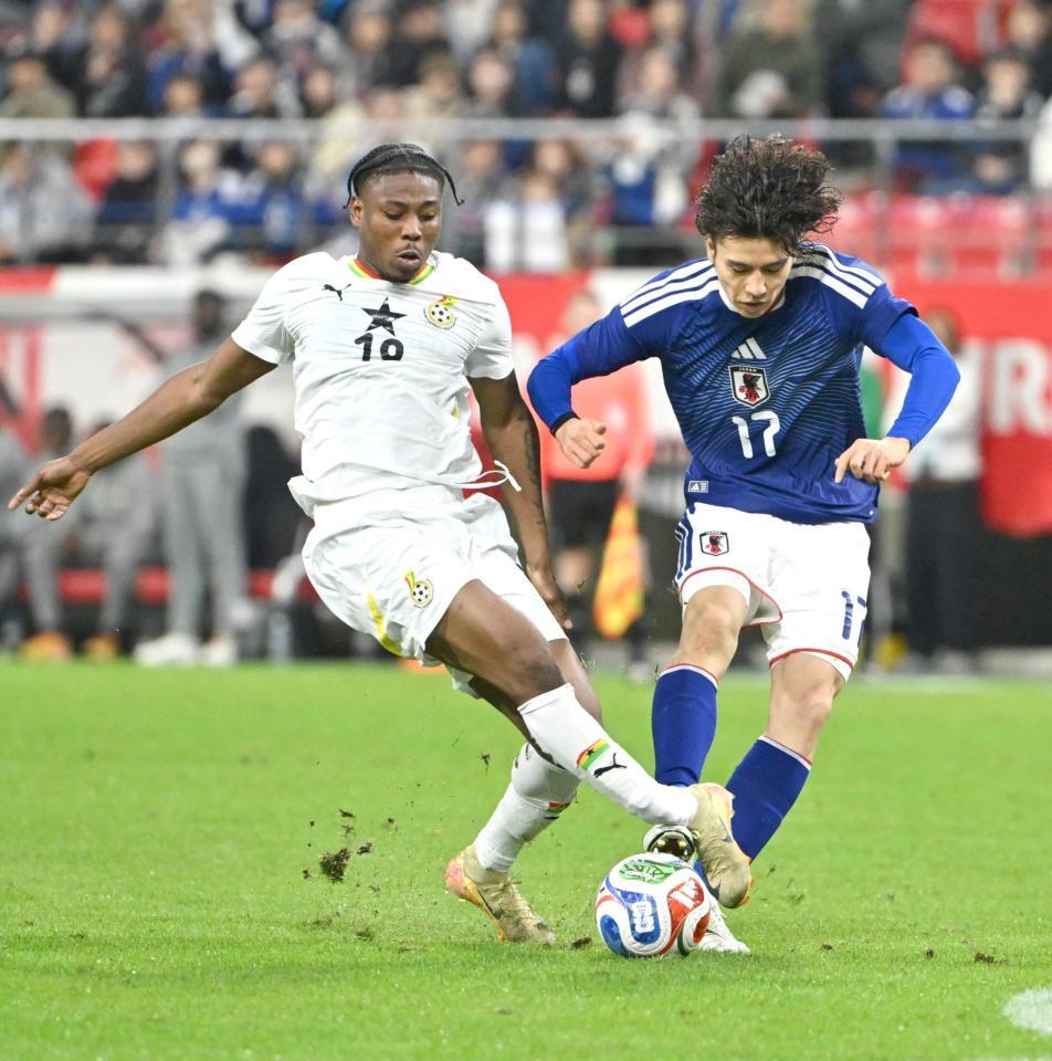 　後半、ガーナ選手と競り合う田中（右）