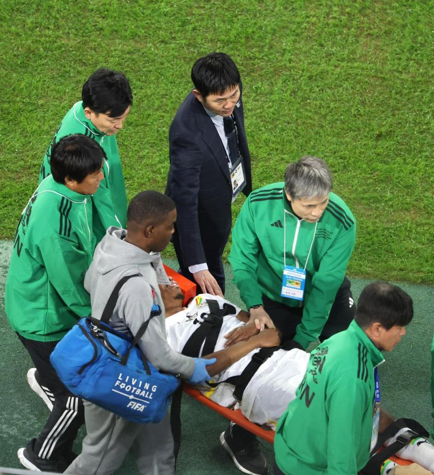 　後半、負傷交代したガーナ選手を励ます森保監督