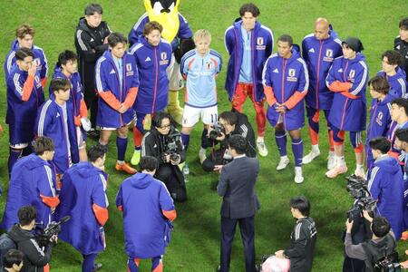 　試合後円陣を組み、森保監督（手前中央）の話を聞く日本イレブン