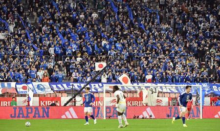 　スタンドから声援を送る日本サポーター