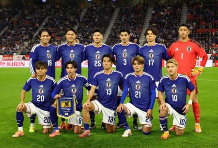 　試合前、写真に納まる日本代表イレブン（撮影・山口登）