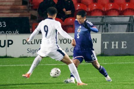 　Ｕ-２０イングランド代表戦で競り合うＵ-２２日本代表の市原（右）＝ドンカスター（共同）