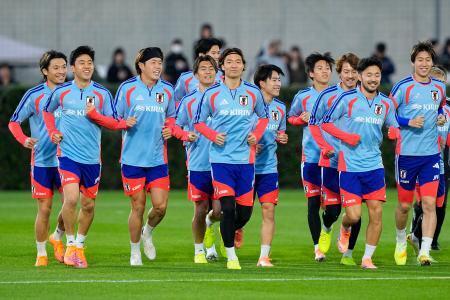 　ボリビア戦に向け、調整する遠藤（左から２人目）ら日本代表＝千葉市内