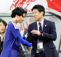 　後半、交代した南野（左）をねぎらう森保監督（撮影・山口登）