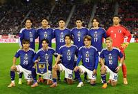 　試合前、写真に納まる日本代表イレブン（撮影・山口登）