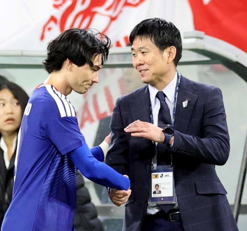 　後半、交代した南野（左）をねぎらう森保監督（撮影・山口登）