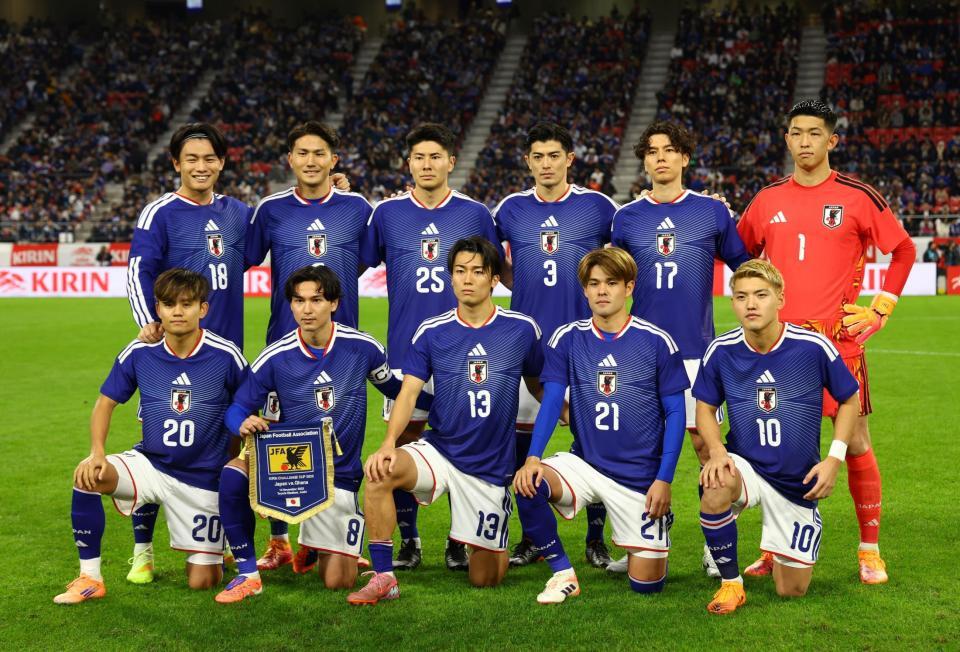 　試合前、写真に納まる日本代表イレブン（撮影・山口登）