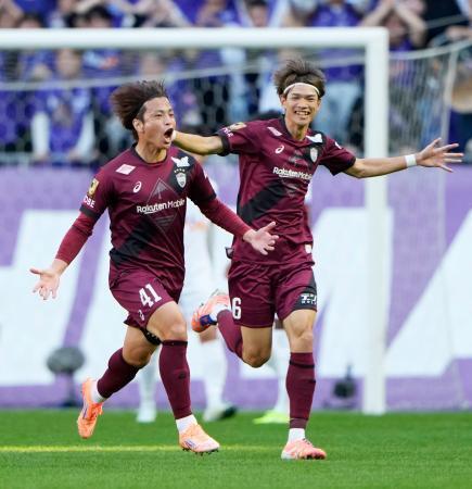 　神戸-広島　前半、先制ゴールを決め、駆け出す神戸・永戸（左）＝パナスタ