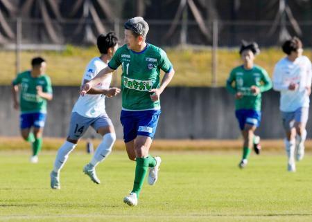 　ＪＦＬ横浜戦の試合終了間際に出場したアトレチコ鈴鹿・三浦知良＝伊賀市上野運動公園競技場