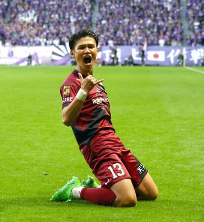 　後半、ＰＫを決め喜ぶ神戸・佐々木大樹（撮影・山口登）