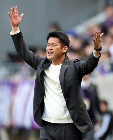 　選手に指示を出す神戸・吉田監督（撮影・山口登）