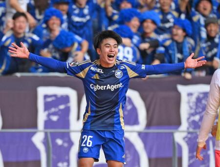 　延長前半、ゴールを決め喜ぶ町田・林